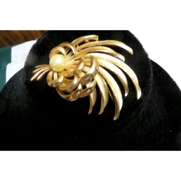 Vintage Crown Trifari Gold Tone Feathers and Pearl - Picture 1 of 3